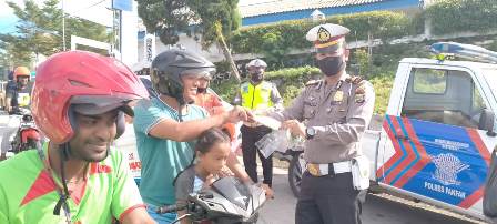 Cegah Covid -19, Kasat Lantas Polres Fakfak Pimpin Anggota Bagi Masker dan Brosur