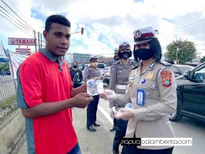 Pakai APD Direktorat Lalulintas Polda Papua Barat Bagi Masker dan Handsanitizer