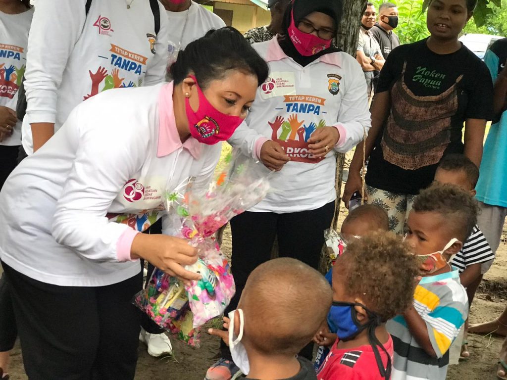 Lestarikan Penyu, Bhayangkari Daerah Papua Barat Lepas Tukik di Pantai Nuni, Manokwari Utara