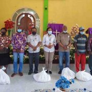 Gubernur Papua Barat Serahkan Bantuan Sembako