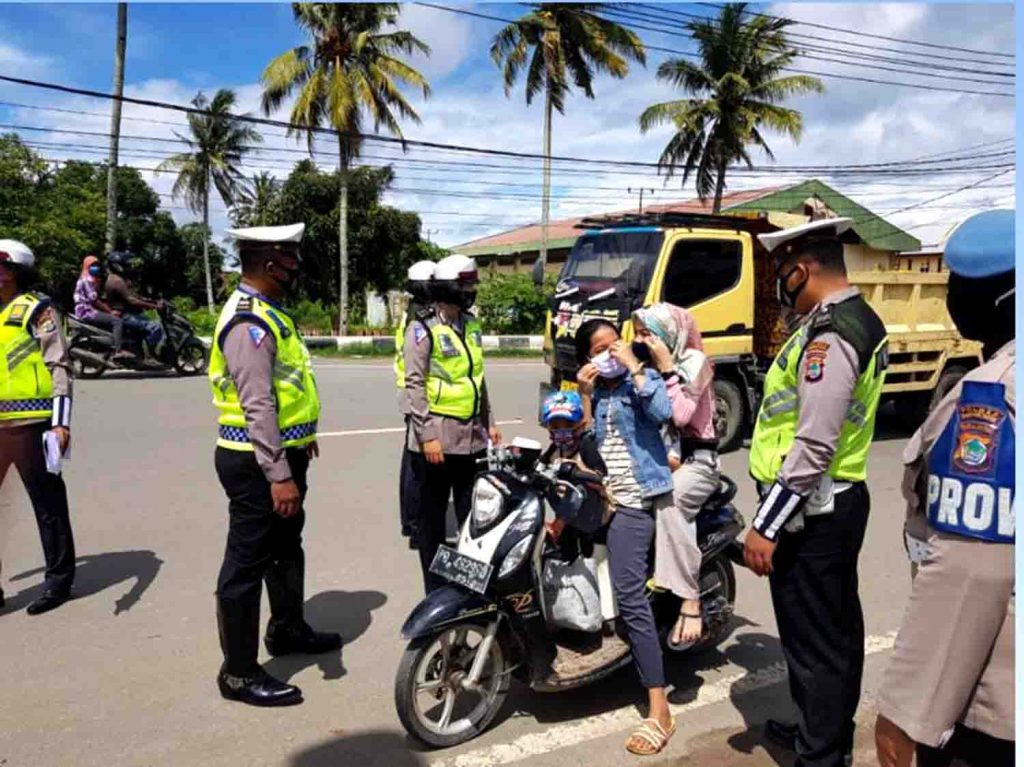 Teguran Humanis, Polantas Sorong Kota Bagikan Masker