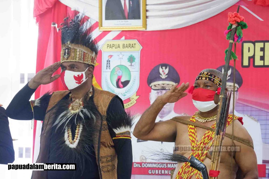 Pertama Kali Gubernur dan Wakil Gubernur Papua Barat Peringati HUT RI Pakai Baju Adat