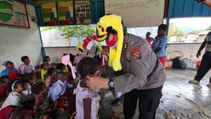 Polwan Mengajar Anak-Anak Kampung Hanghow Distrik Tanah Rubuh