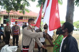 Polda Papua Barat Berbagi Bendera Merah Putih dan Beras