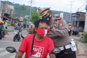 Dir Lantas Polda Papua Barat Pimpin Pembagian Masker di Tiga Titik Kota Manokwari