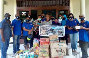 Peduli Lansia Dimasa Pandemi, Kumparan 83 SMP 2 Jayapura Bagi Sembako dan Masker