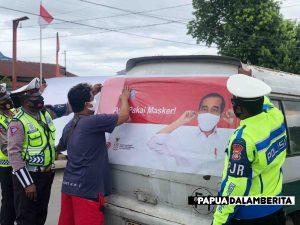 Ayo Pakai Masker, Ditlantas Polda Papua Barat Kampanye Melalui Stiker