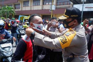 Kampanye Protokol Kesehatan, Polda Papua Barat Bagi 200 Ribu Masker