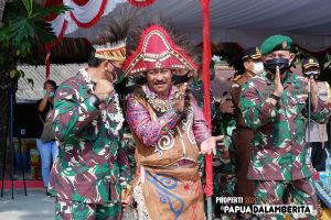 Pangdam XVIII/Kasuari Disambut Tarian Khas Papua Prajurit Kodim 1801