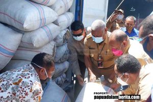 Gubernur Lepas Pengapalan Perdana Rumput Laut Kering Olahan Orang Asli Papua ke Surabaya