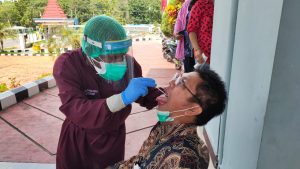 Cegah Penyebaran COVID-19, Pimpinan dan Staf Kanwil Kemenkumham Papua Barat Lakukan Tes Swab