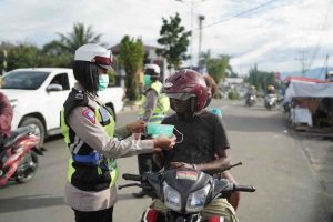 Operasi Lilin Mansinam Hari Kedua, Ditlantas Polda Papua Barat Bagi Masker