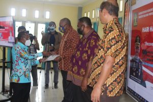 Peringati Hari HAM Sedunia, Kakanwil Kemenhumham Papua Barat Serahkan Lima Penghargaan