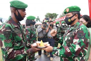 Tumpeng Syukuran HUT Kodam Kasuari untuk Dua Prajurit Berprestasi
