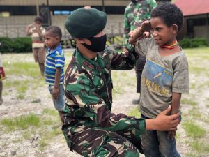 Keceriaan Pelajar SD Inpres Sinak Saat Belajar PBB oleh Anggota Raider 500/Sikatan