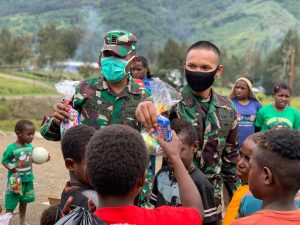 Prajurit Raider 500 Bagi Bingkisan Natal untuk Anak Sekolah Minggu di Pedalaman Papua