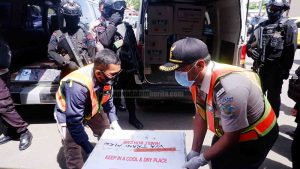Kepala Dinas Kesehatan Terima 12. 040 Dosis Vaksin Corona, Dikawal Brimob Polda Papua Barat