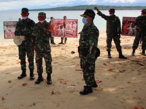 Tegakkan Protokol Kesehatan, Babinsa Kodim Manokwari Datangi Tempat Wisata Dan Pasar Tradisional