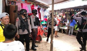 Brimob Polda Papua Barat dan Personil Pos Pam Warior Gelar Patroli Jalan Kaki