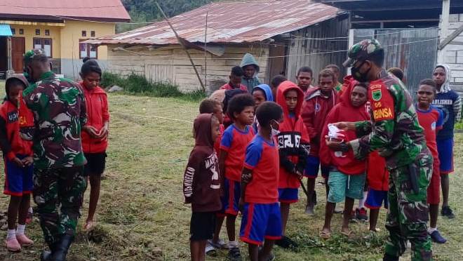 Babinsa Anggi Disiplinkan Protokol Kesehatan, Bagi Masker