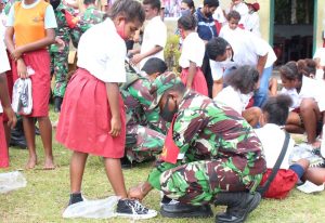 Cerdaskan Papua, Kodim Manokwari Bantu Perlengkapan Sekolah  Diterima Kepsek