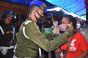 Pomdam XVIII/Kasuari Bagikan Masker Kesehatan Gratis