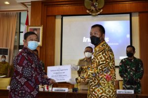 Dirut Sriwijaya Air Serahkan Santunan Ahli Waris Penumpang SJ-182