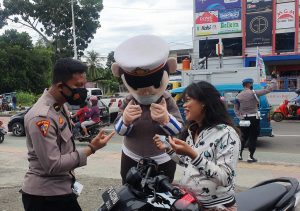 Polda Papua Barat Edukasi Prokes Bersama Badut Brintas