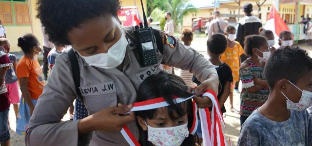Polisi Datang Anak-anak Kampung Waisir Gembira, Dikasih Pita Merah Putih dan Pakai Masker