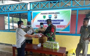 Babinsa Pos Koramil Manokwari Timur Monitoring Posko PPKM Mikro di Kampung Binaan