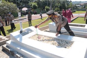 Hari Ulang Tahun Ke-75 Bhayangkara, Polda Papua Barat Ziarah ke Taman Makam Pahlawan Manokwari