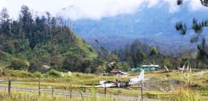 Bakar Pesawat Rusak, Kelompok  Separatis Teroris Papua Baku Tembak Dengan TNI – Polri