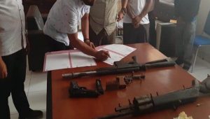 Kelompok Kriminal Bersenjata Wilayah Mamta Serahkan Empat Pucuk Senjata Api