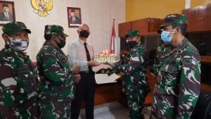 Di Hari Bhayangkara Ke – 75, Dandim 1803 Fakfak Berikan Kejutan Untuk Kapolres dan Jajaran