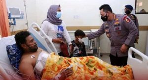 Kapolri Jenguk Iptu Budi Basra dan Yacob, Dua Anggota Polri yang Tertembak di Kiwirok