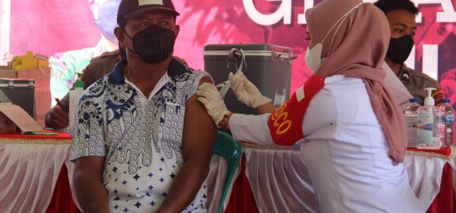 Puluhan Warga Kampung Dobut Manokwari Terima Vaksinasi di Gerai Vaksin TNI Polri