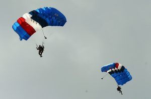 Dua Penerjun Papua Barat Catat Rekor Pendaratan Sempurna