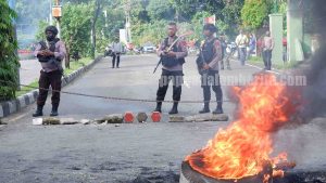 Foto Pembakaran Ban Bekas di Jalan Yosudarso Manokwari, Atas Kasus Ujaran Kebencian