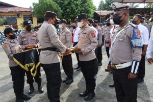 22 Anggota Polres Manokwari Terima Penghargaan