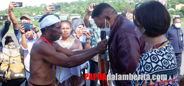 Dua Bulan Paulus Waterpauw Penjabat Gubernur Papua Barat, Ada Foto yang Jarang Dilakukan Pejabat Lain