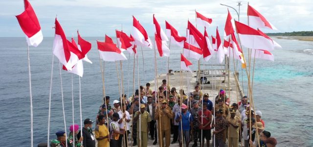 77 Meter Bendera Merah Putih di Pulau Terluar Papua Barat