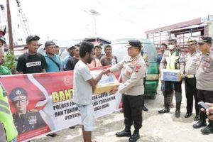 Sat Lantas Polres Fakfak Salurkan Paket Bansos Kepada Sopir Angkot dan Ojek