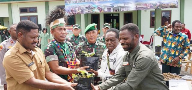 Prajurit Kodam Kasuari Dorong Wujudkan Pegaf Kabupaten Strawberry
