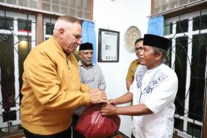 Kunker di Jayapura, Pj Gubernur Paulus Waterpauw Buka Puasa Bersama Tokoh Muslim dan Berbagi Tali Asih