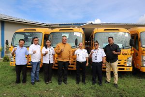 Gubernur Waterpauw Liat Bus Damri PON XX di Terminal Entrop
