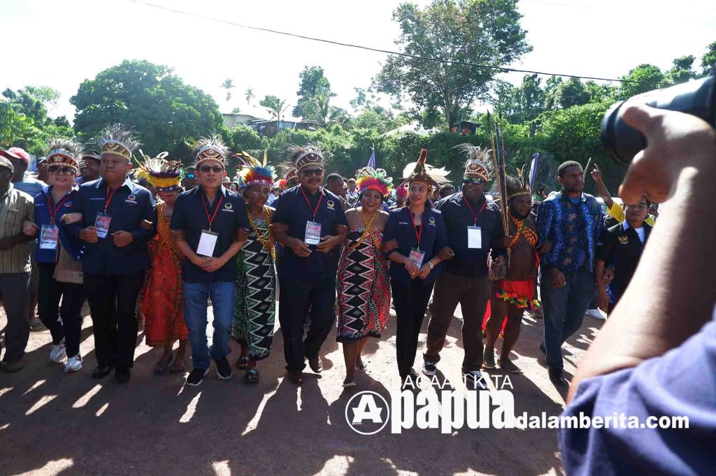 Tarian Tumbuk Tanah Iringi Pendaftaran Bacaleg Partai NasDem ke KPU Papua Barat