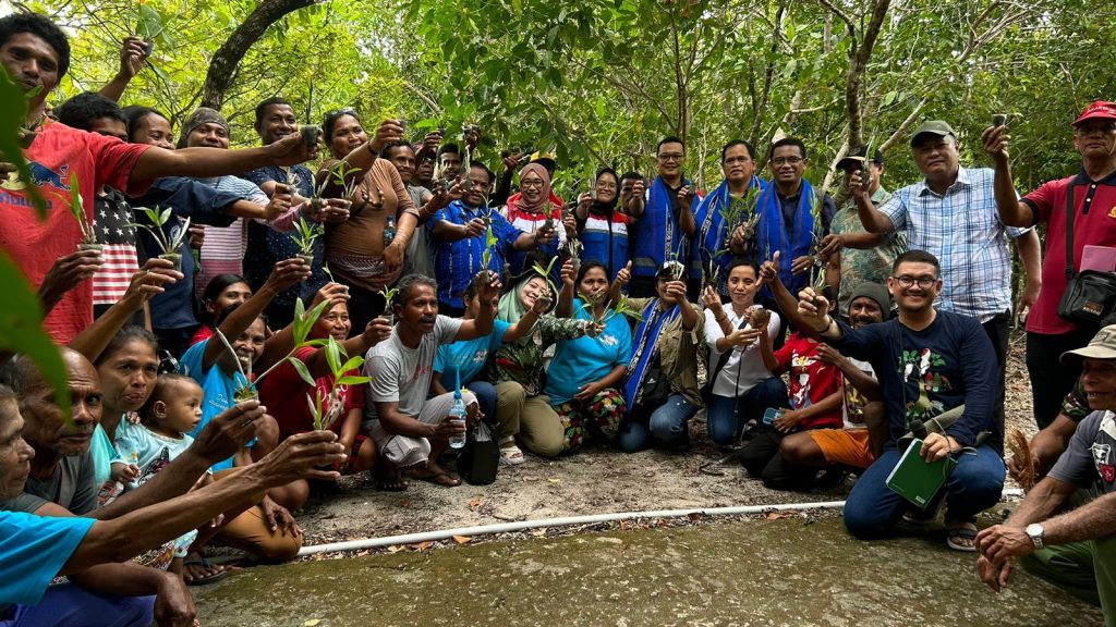 Pertamina Komitmen Pada Keanekaragaman Hayati, Tanam Anggrek Larat di Desa Adaut