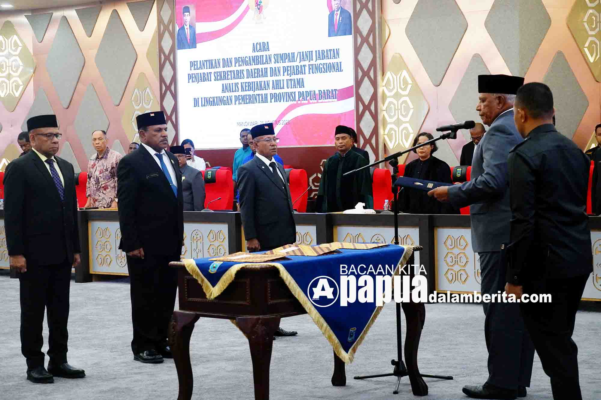 Gubernur Lantik Jacob Fonataba Jabat Pj Sekda Dan Dua Pejabat ...