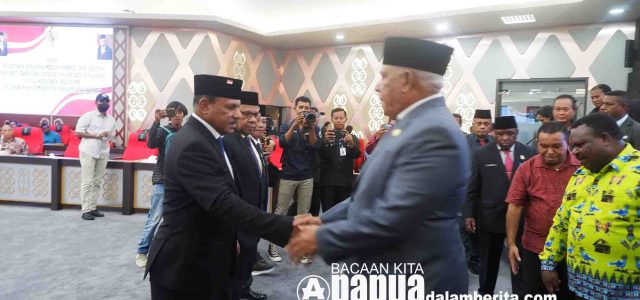 Gubernur Lantik Jacob Fonataba Jabat Pj Sekda dan Dua Pejabat Fungsional Papua Barat