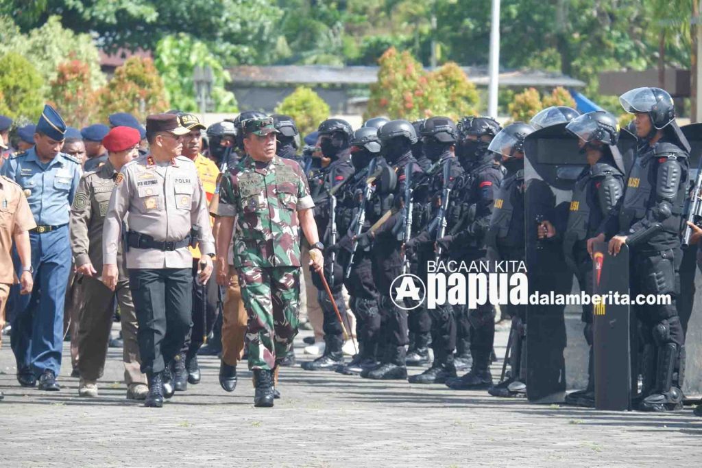 Kapolda, Pangdam Periksa Pasukan Operasi Mantap Brata Mansinam 2023-2024